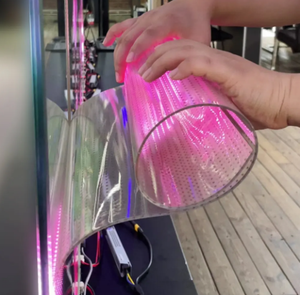 P4 <span class=keywords><strong>P5</strong></span> P6 P8 P10 Écran de film cristal LED d'intérieur coloré 1000*240mm Écran de film transparent Stick on Glass for Window Display - Product Image 3