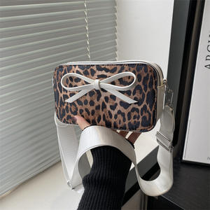 Sac à main grande capacité en toile imprimé léopard Nouveau design Sac à bandoulière élégant pour femmes - Product Image 3