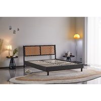 Lit rembourré incurvé de style vintage moderne italien avec cadre en bois pour chambre à coucher