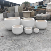 Europe Pots de plantes en argile blanche et en ciment Pots décoratifs d'extérieur pour hôtels Grand pot de jardinière à cylindre rond en fibre de verre