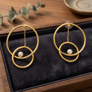 Pendientes de Aro de Latón Soumya Creation, Hechos a Mano, Chapados en Oro, Diseño Floral Geométrico Moderno, para Mujer, para Fiestas y Ocasiones Especiales, con Imitación de Perla - Product Image 3
