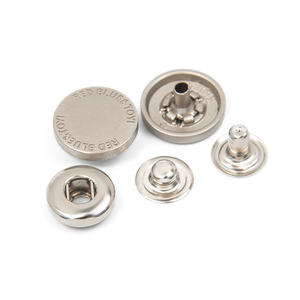 กระดุมโลหะสีขาวแบบกดสี่ส่วน ตกแต่งด้วยโลโก้ตามสั่ง สำหรับเสื้อผ้าและเครื่องแต่งกาย - Product Image 4