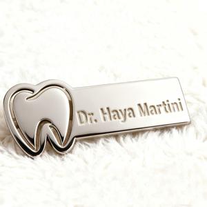 Broche souvenir dentaire personnalisable avec nom, cadeau attrayant pour dentiste, broche professionnelle avec nom et titre, peut être vierge ou personnalisée avec <span class=keywords><strong>les</strong></span> noms des clients - Product Image 1