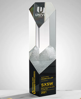 Trophée personnalisé en cristal hexagonal transparent avec plaque dorée sur socle pour les événements scolaires, sportifs et de remise de diplômes