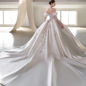 Lsml037 Vestido de Novia Moderno, Vestidos de Gala de Satén con Cola Capilla, Escote en V, Apliques de Princesa y Decoraciones de Pedrería - Product Image 2