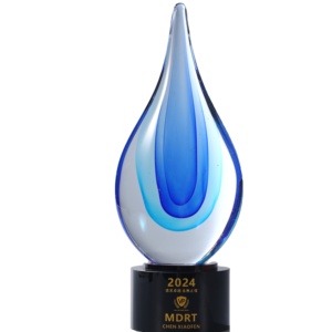 Elegante scultura in cristallo trasparente soffiato a mano intagliata con tema d'onore trofeo con premi unici a Base sospesa colorata - Product Image 1