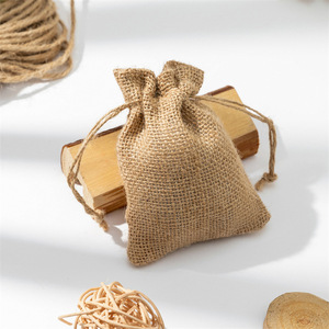 Sac de rangement en chanvre pour petits cadeaux, personnalisable avec logo, pochette à cordon en jute et toile de jute, vente en gros - Product Image 2