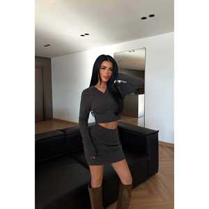 Ensemble jupe en tricot anthracite avec imprimé brodé, style décontracté automne, décoration - Product Image 2