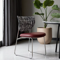 Chaise de salle à manger minimaliste moderne, structure en acier inoxydable, assise en similicuir, dossier rayé, utilisation domestique et hôtelière, mobilier