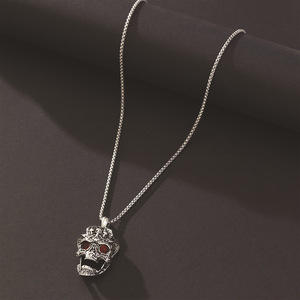 Collar con colgante de calavera de acero inoxidable con piedra preciosa de ojo rojo y cadena de aleación para hombre, estilo hip hop, color plata antigua. - Product Image 1