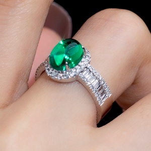 Bague en or massif 18 carats avec émeraude de laboratoire personnalisée Messi Jewelry MSR-1045 pour femmes - Product Image 2