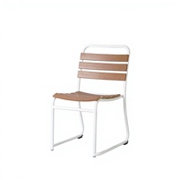 Chaise de salle à manger en métal blanc avec assise en plastique et dossier en bois à lattes, empilable, chaise d'appoint moderne pour la maison et le café