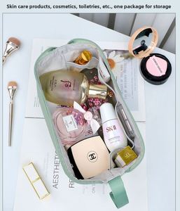 Sac de rangement cosmétique double couche grande capacité avec logo personnalisé, étui de voyage portable élégant pour séparation sec/humide, idéal pour la natation - Product Image 3