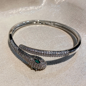 Brazalete de Serpiente en Oro Blanco y Oro Rosa con Microincrustaciones, Chapado en Cobre, Joyería para Fiestas, Otoño 2024, Origen Yiwu - Product Image 2