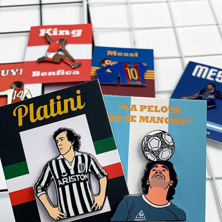 Benutzer definierte Fußball Charakter Star World Football Cup Emaille Pin Abzeichen Druck Gesicht harte Emaille Pins mit Hintergrund karten