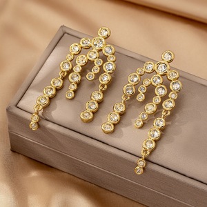 Aretes de Diseñador de Moda Tipo Candelabro con Borlas Largas y Burbujas de Circón Irregular, Chapados en Oro de 18K, para Fiestas y Regalos de Joyería - Product Image 1