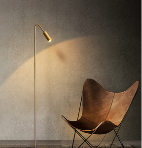 Lampe led autoportante en métal, design moderne, luminaire décoratif d'intérieur, idéal pour un salon, un hôtel ou un médecin k9 - Product Image 1