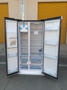 Réfrigérateur noir à double porte avec distributeur de glace et d'eau, capacité 552L - Product Image 2