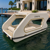 Flotteur gonflable cabine couleur personnalisée avec fenêtres latérales ouvertes, auvent solaire intégré et tapis de relaxation rembourré pour les sorties aquatiques familiales estivales en bord de mer