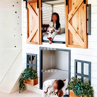 Lit superposé rétro style campagne américaine pour chambre d'enfant, avec porte coulissante et toboggan, lit cabane en bois massif