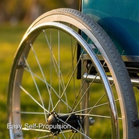 Sa conception pliable et peu encombrante rend ce fauteuil roulant manuel médical Keling particulièrement pratique.