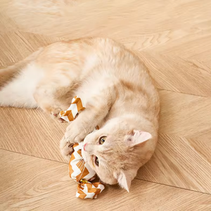 Juguetes Interactivos para Gatos con Catnip, Almohada de Tela Suave con Sonido, Juguetes para Gatitos con Catnip para Masticar, Juguetes para Gatos con Forma de Caramelo - Product Image 4