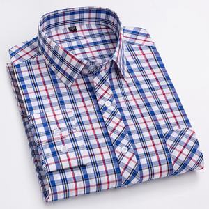 <span class=keywords><strong>Camicia</strong></span> da uomo in cotone a maniche lunghe aderente aderente a quadri da lavoro in tinta unita blu Navy con risvolto di mezza età - Product Image 2