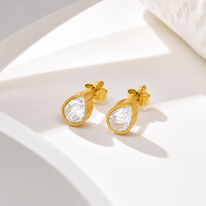 Boucles d'oreilles clous en zircon transparent en forme de goutte d'eau, en acier inoxydable plaqué or 14 carats sous vide, serties clos, bijoux minimalistes - Product Image 1