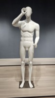 Mannequins de vitrine homme et femme corps entier avec visage abstrait pour collections de vêtements et présentation en vitrine
