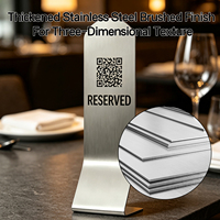 2026 Venta al por mayor de números de asiento de restaurante personalizados de acero inoxidable con grabado láser triangular para mesa tipo carpa