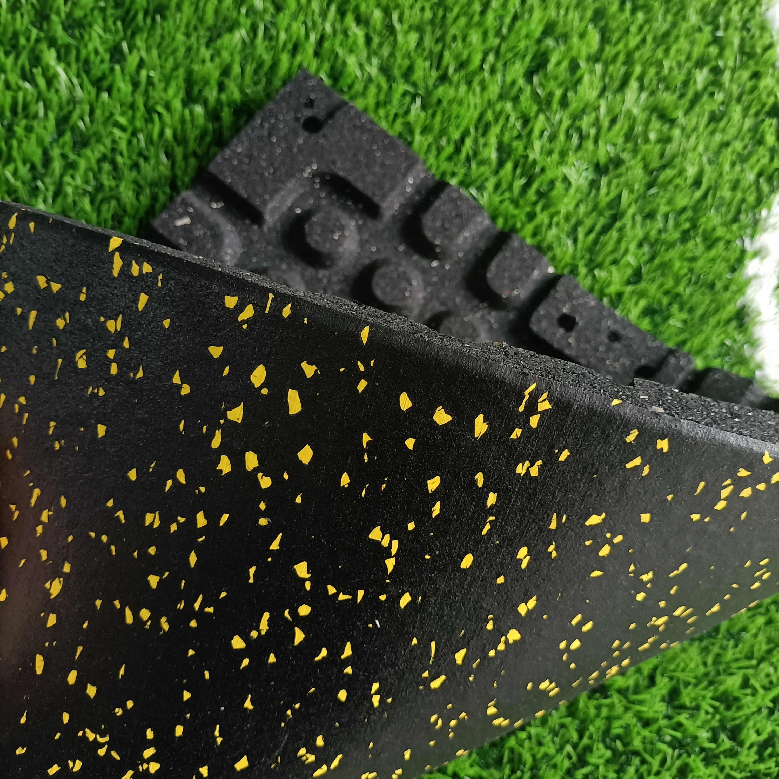 Gym Rubber Floor Mats Indoor Power Zone Cushioning and Shock-Absorbing Floor Mats Composite Buckle Gym Floor Mats