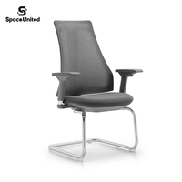 Chaises de réunion ergonomiques modernes SpaceUnited en maille avec base pivotante chromée, cadres blancs et noirs