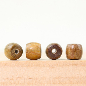 Cuentas de madera de sándalo en forma de barril de 6x7mm con grano de madera redondo para la fabricación de joyas - Product Image 1