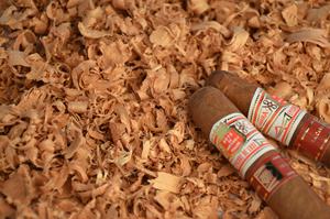 <span class=keywords><strong>Copeaux</strong></span> <span class=keywords><strong>de</strong></span> bois <span class=keywords><strong>de</strong></span> cèdre classiques en gros avec technologie miroir pour le stockage et l'humidification des cigares, format tube portable pour le voyage - Product Image 4