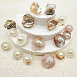 Tùy Chỉnh Chất Lượng Cao Trắng Ngọc Trai Nút Hình Dạng Không Thường Xuyên Tự Nhiên Vỏ Với Hạt Cho Áo Khoác Áo Len Quần Áo Trang Trí - Product Image 1