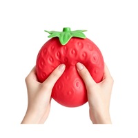 Jouet Squishy TPR Design Fraise, Blocs de Construction en Plastique à Montée Lente, Jouet Anti-Stress Sonore et Décompression