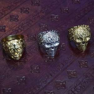 Bagues vintage tête de mort pour hommes, bagues statement gothiques punk en finition or et argent, bijoux de mode en gros - Product Image 2