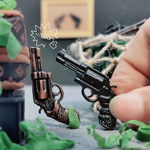 Modelo <span class=keywords><strong>de</strong></span> Revólver Metálico en Miniatura a Escala 1:12 para Figuras <span class=keywords><strong>de</strong></span> Acción y Dioramas - Product Image 2