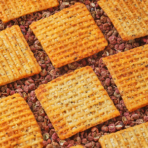 Zhaohui Sichuan biber aromalı pirinç cips 128g çin aperatifler gıda pirinç kabuk tahıl aperatifler - Product Image 6