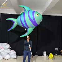 Poupée de poisson de mer gonflable de 2 m de long pour l'ouverture d'un festival de cinéma, accessoire de spectacle