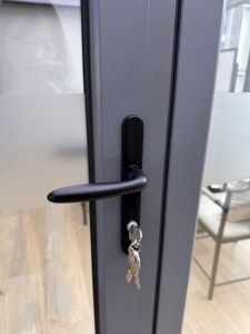 עמיד למים הוריקן-סגסוגת אלומיניום קיפול דלת הזזה דלת קיפול זכוכית מסך פיברגלס דלת חוץ - Product Image 2