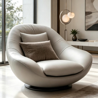 Fauteuil d'appoint à coque bombée gris clair avec structure en bois, écologique et durable, deux coussins décoratifs, base fixe solide et enveloppante