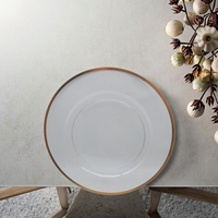 Assiettes de présentation circulaires de luxe en plastique PS de 13 pouces, couleur personnalisée, bord doré, durables, vaisselle décorative en stock pour la vente en gros