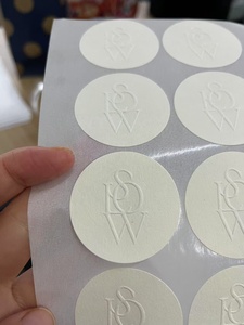 Autocollants adhésifs en papier texturé mat gaufré 3D personnalisés étiquettes de scellement de boîte découpées à l'emporte-pièce Papier d'art en vinyle Couleur de logo de marque personnalisée - Product Image 3