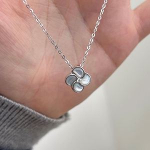 Colliers pendentifs Dylam Fine Fashion uniques en argent 925 avec chaîne à maillons et pierre Moissanite D VVS1 en forme de fleur trèfle à quatre feuilles - Product Image 6