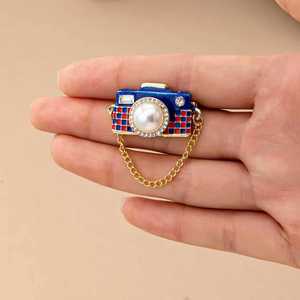 Broche d'appareil photo à motif damier 5 couleurs en alliage de zinc, décorée de perles et de strass, épinglette de revers, broches de <span class=keywords><strong>mode</strong></span> pour femmes, vente en gros - Product Image 6
