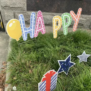 Sinais do quintal de feliz aniversário com apoios, gramado de festa de feliz aniversário ao ar livre sinais de decoração