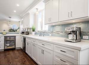 Gabinete de Cocina Moderno Estilo Shaker de Madera Maciza con Acabado de Superficie Acrílico Lacado, Grifo a Precio de Fábrica y Protector Contra Salpicaduras de Granito - Product Image 3