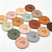 Étiquettes en cuir microfibre PU gaufré personnalisées en gros, impression sérigraphique, forme en rouleau, lavables, avec points carrés pour vêtements