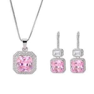 Vente en gros d'usine, ensemble de bijoux délicats et écologiques en cuivre avec zircon cubique rose 10*10MM pour femmes, look quotidien - Product Image 1